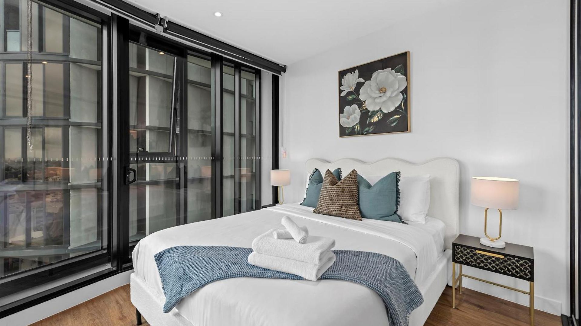 Stylish Valley Pad With Views, Huge Gym & Park * Brisbane