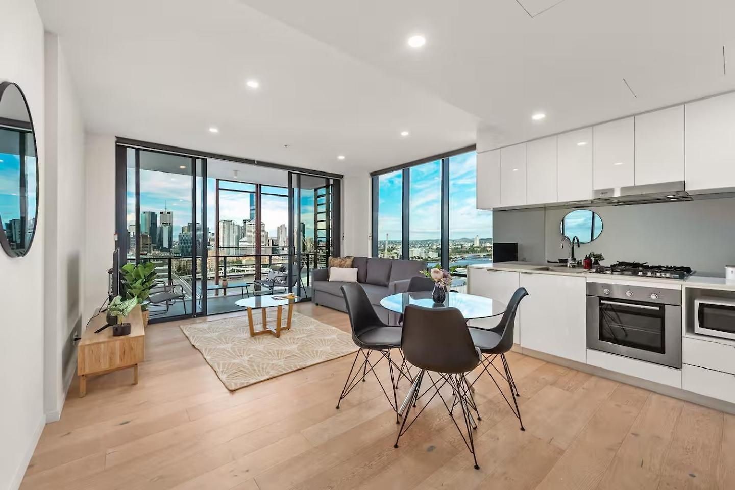 Spectacular Views Location, King Bed, Pool Apartment