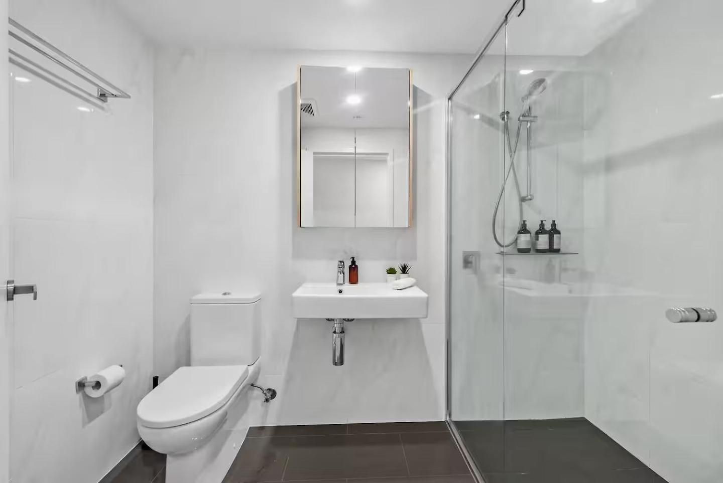 Spectacular Views Location, King Bed, Pool Apartment
