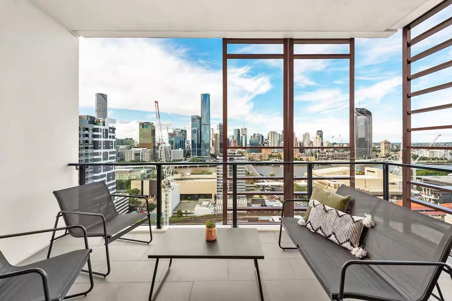 Apartment Spectacular Views Location, King Bed, Pool *