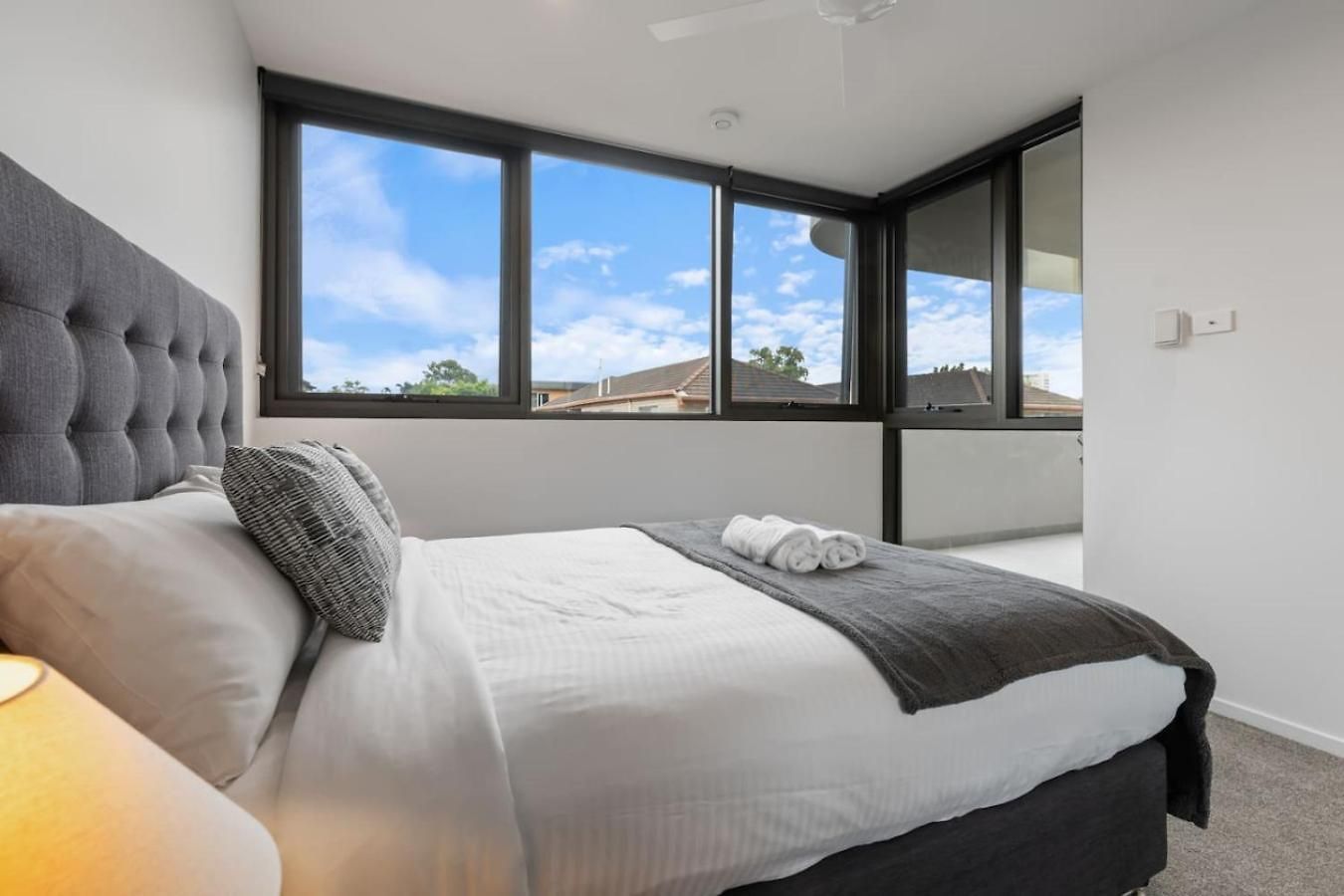 Skyline N Rooftop Pool 2br Modern Near Cbd Apartment