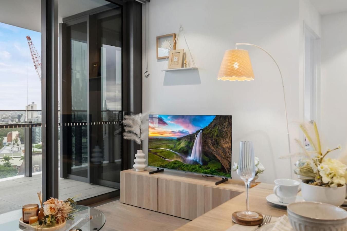 1b Queens Wharf Riverside Living Apartment