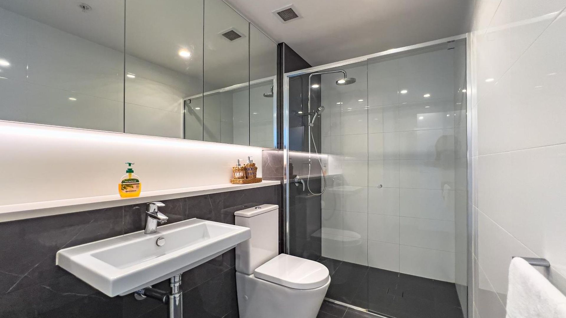 Stunning 1br Skytower Retreat In Cbd's Heart C2 Brisbane
