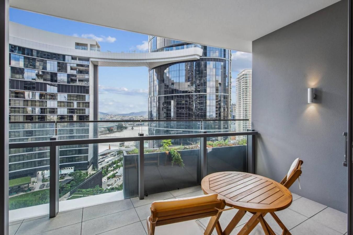 1 Bedroom In Queens Wharf Apartment *