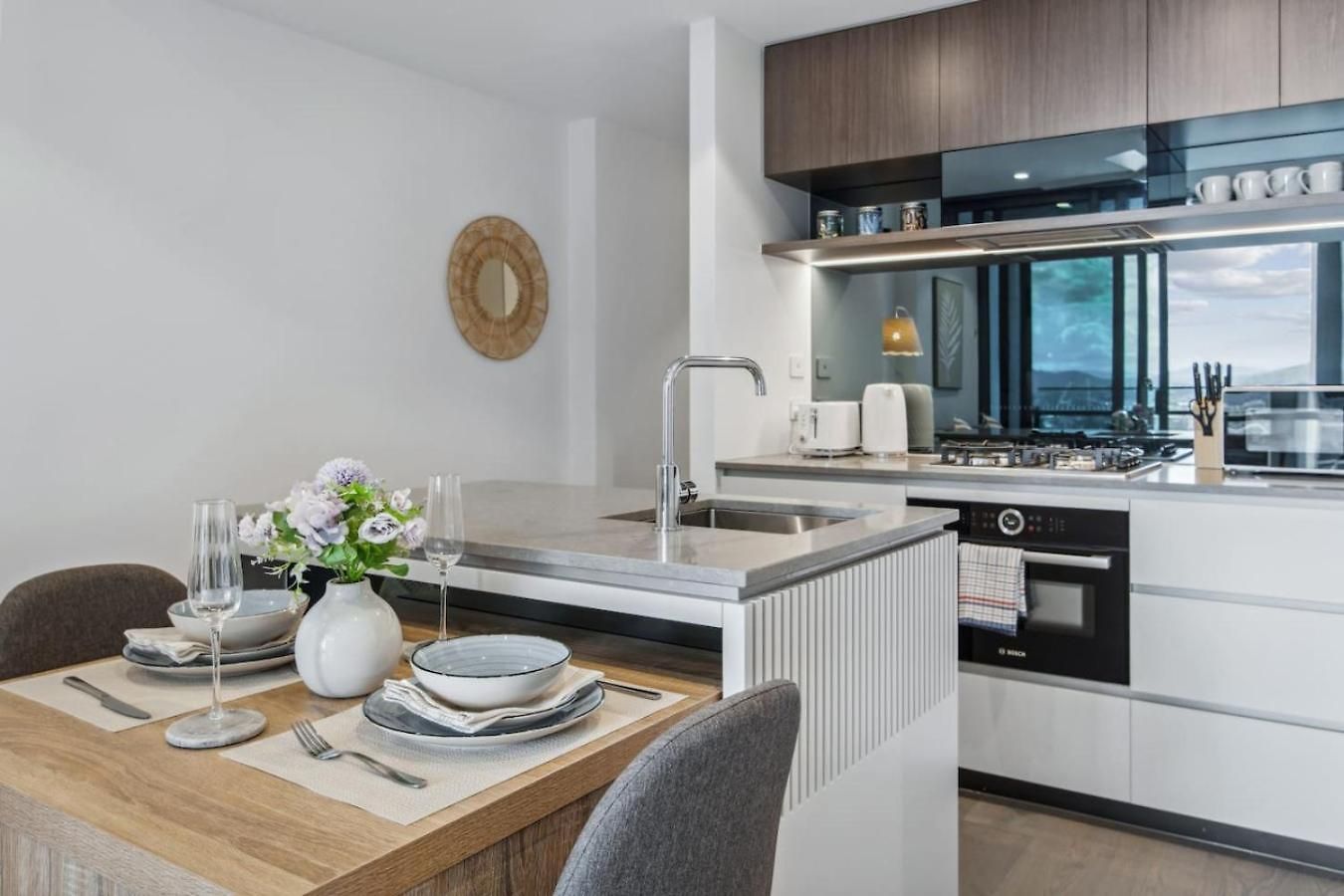 1 Bedroom In Queens Wharf Apartment *