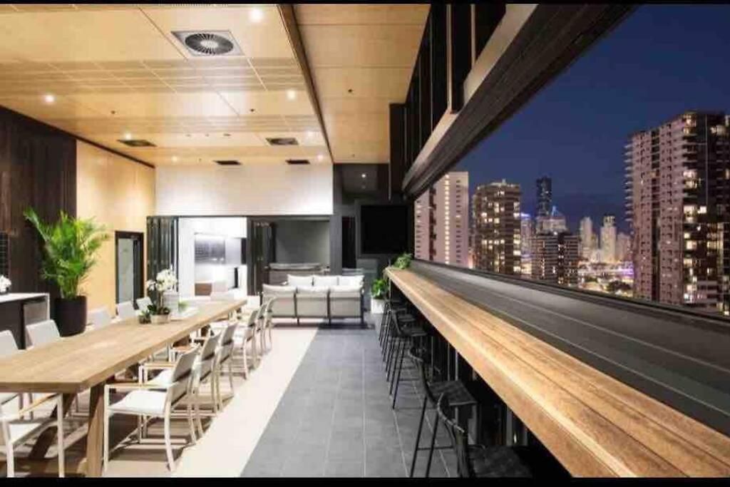 2b With Amazing Night Light Views Free Parking C19 Apartment