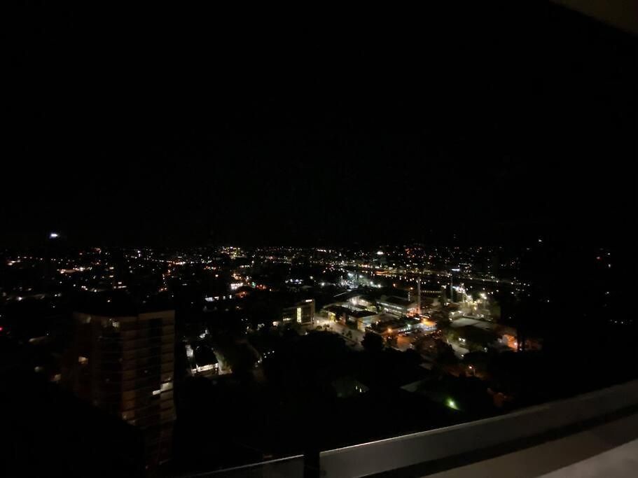 2b With Amazing Night Light Views Free Parking C19 Brisbane