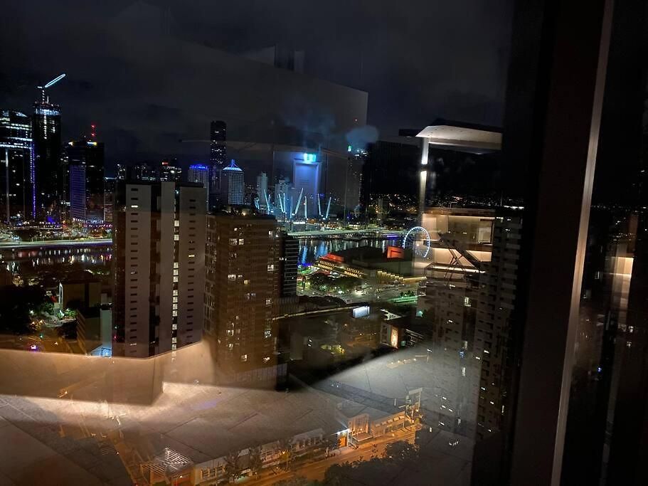 2b With Amazing Night Light Views Free Parking C19 Apartment Brisbane