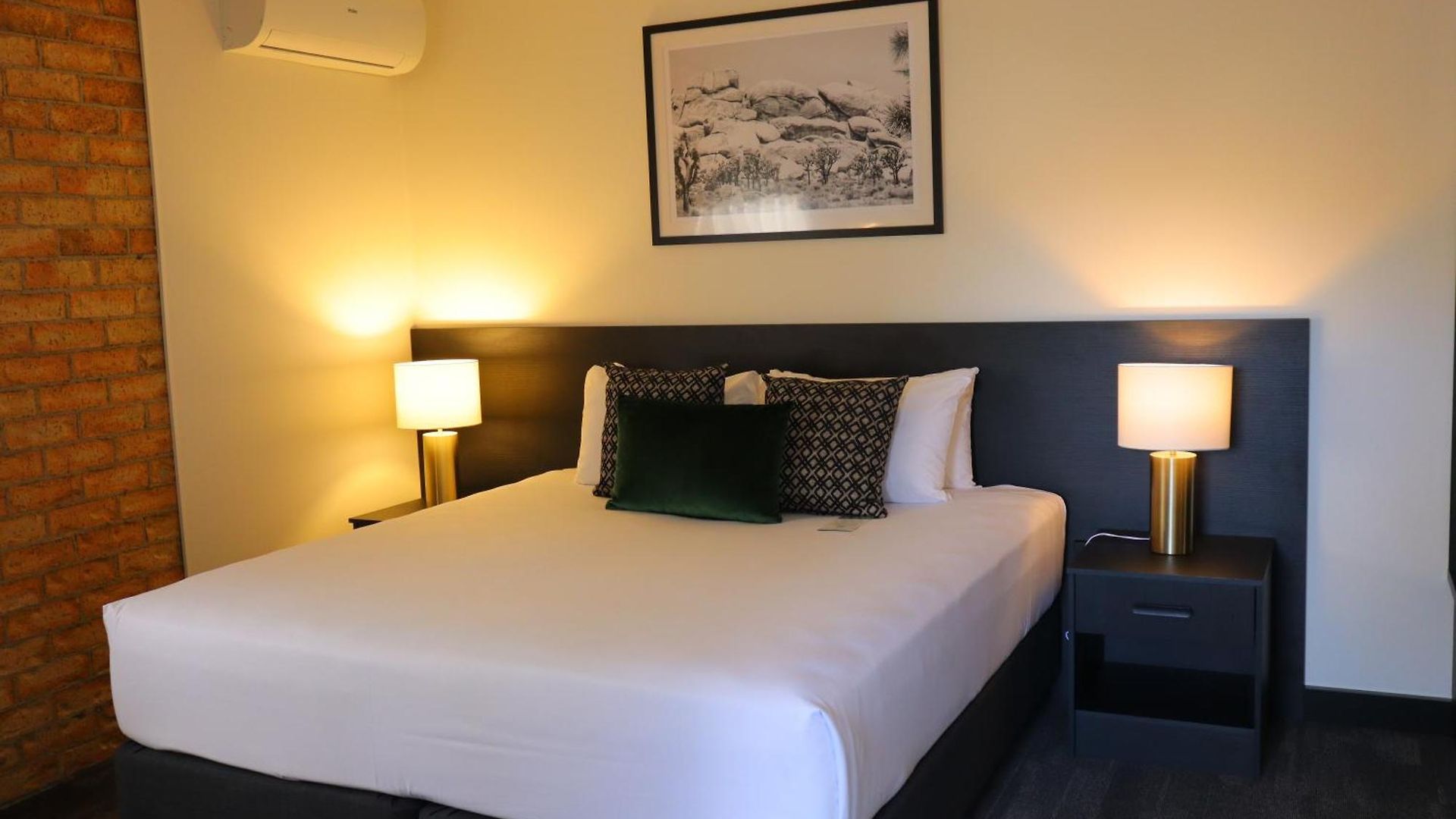 Quality Robertson Gardens Hotel 4*