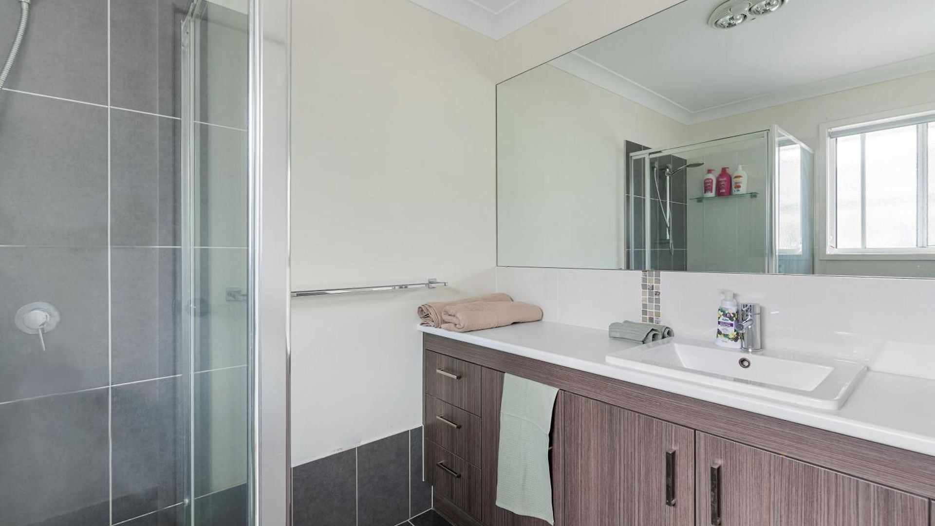 Holiday home 5br Family - Ev Car Point At Home, 2 Master - Near Sunnybank, Qeii, Qsac And Griffith Uni *