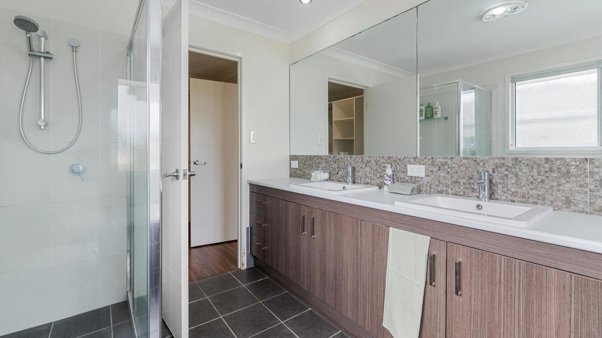 Holiday home 5br Family - Ev Car Point At Home, 2 Master - Near Sunnybank, Qeii, Qsac And Griffith Uni *