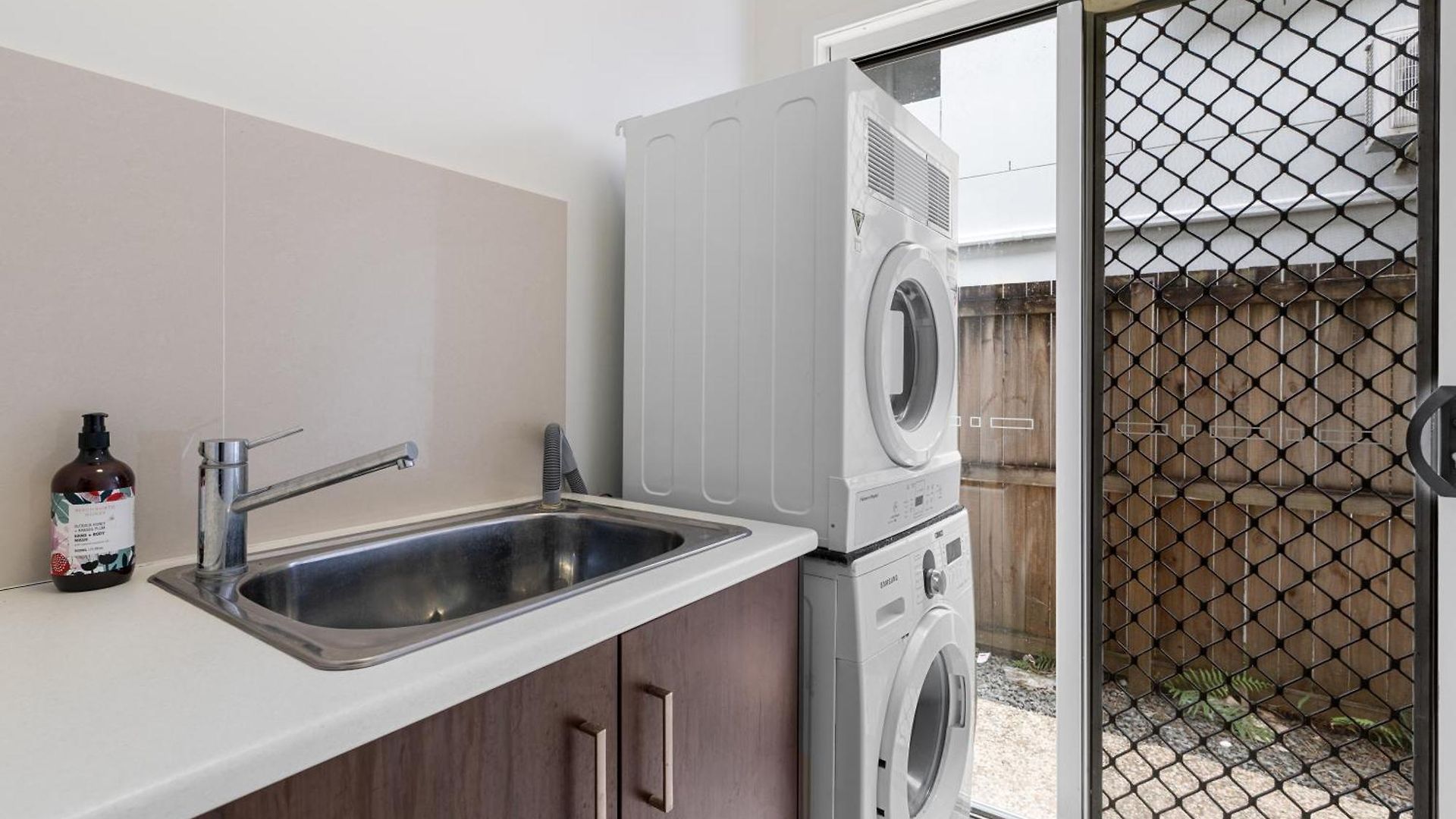 5br Family - Ev Car Point At Home, 2 Master - Near Sunnybank, Qeii, Qsac And Griffith Uni Holiday home *