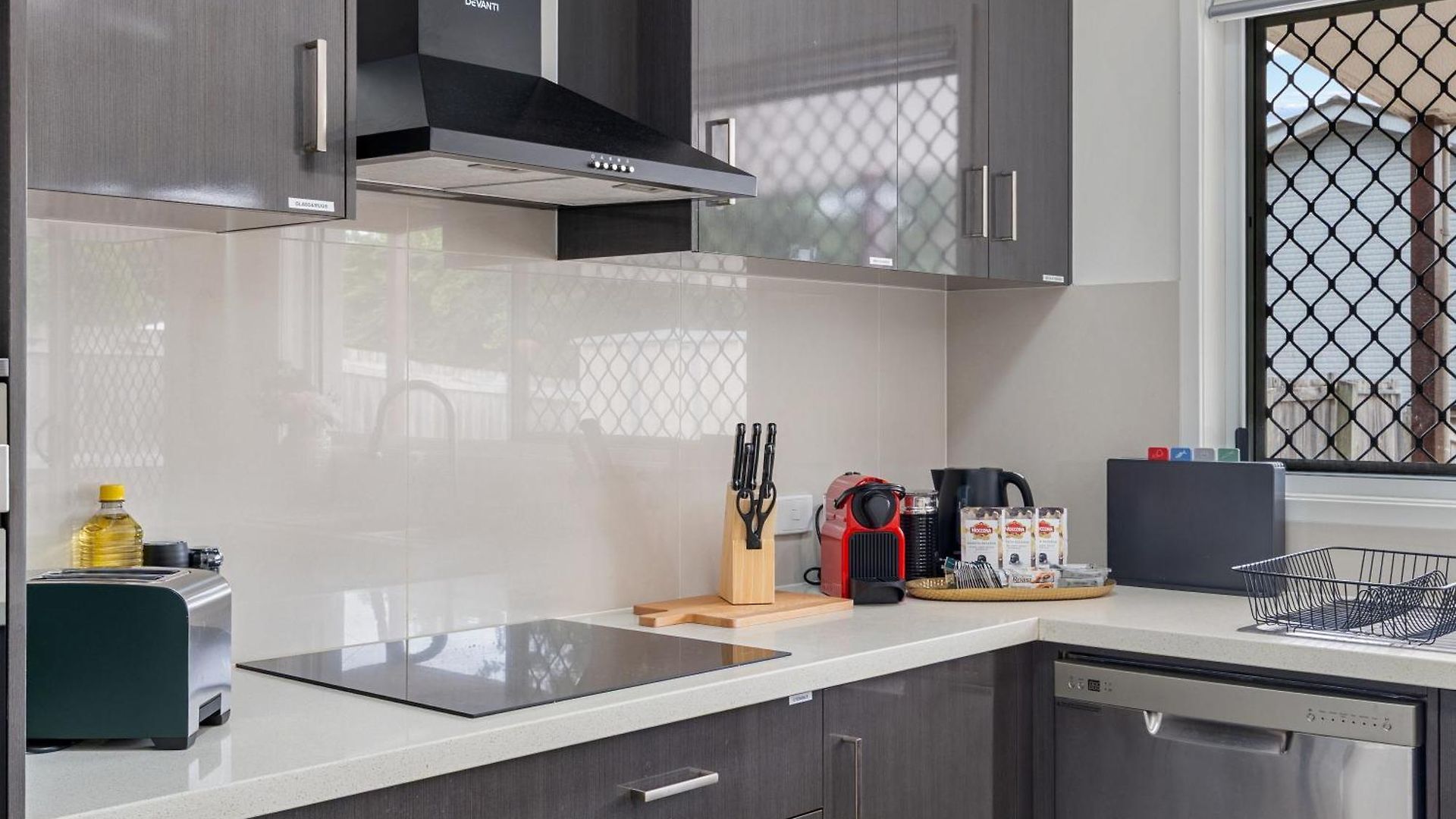 Holiday home 5br Family - Ev Car Point At Home, 2 Master - Near Sunnybank, Qeii, Qsac And Griffith Uni *