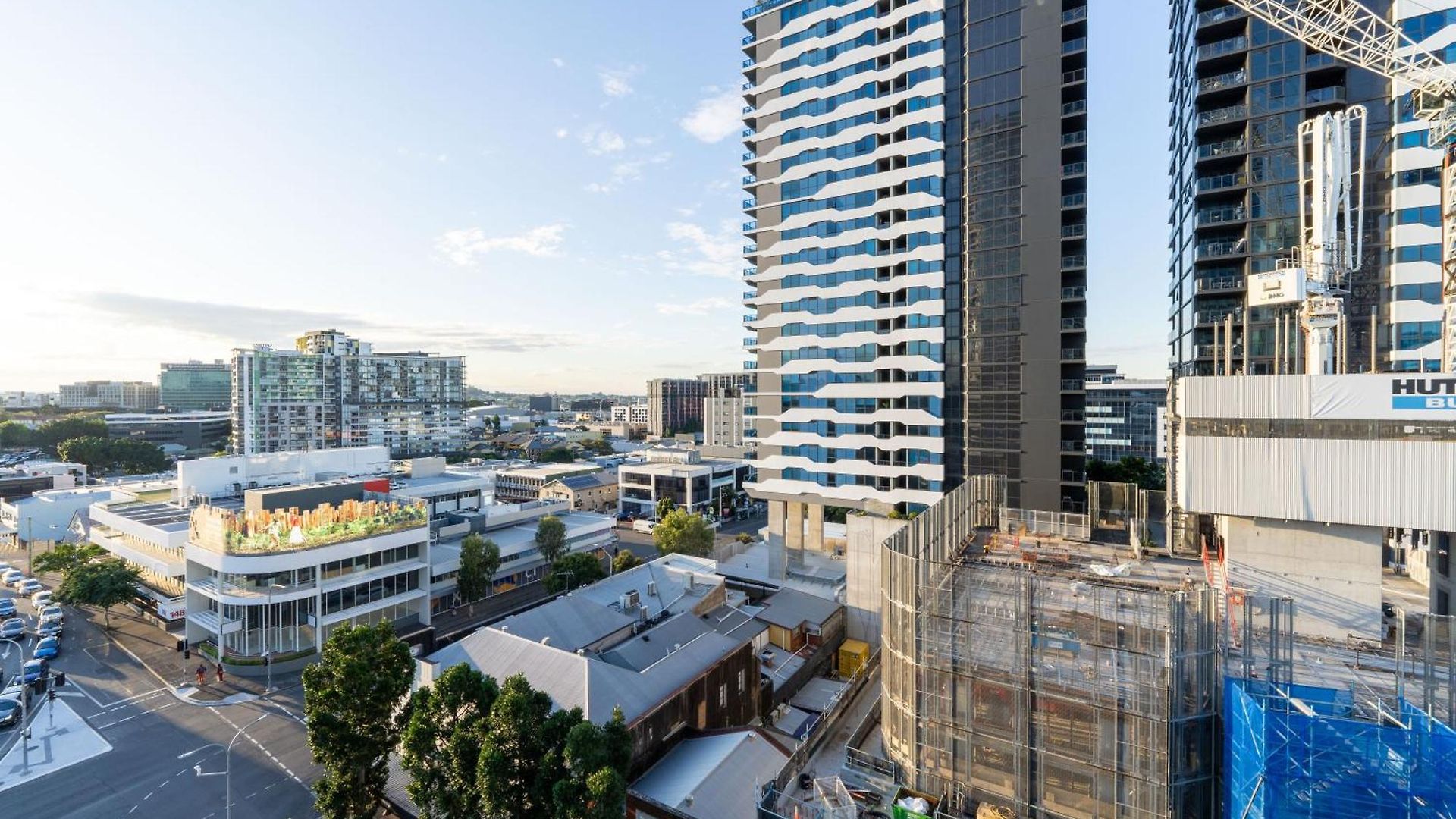 Modern Valley Pad With Rooftop Pool, Study & Parking Apartment *