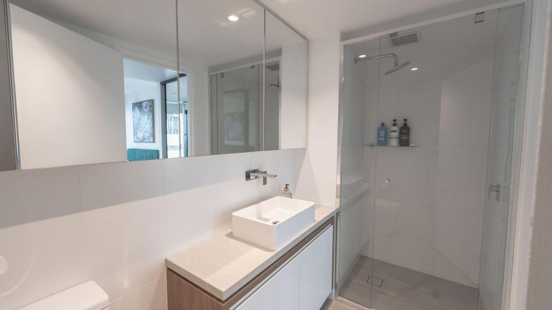 Modern Valley Pad With Rooftop Pool, Study & Parking Apartment Brisbane