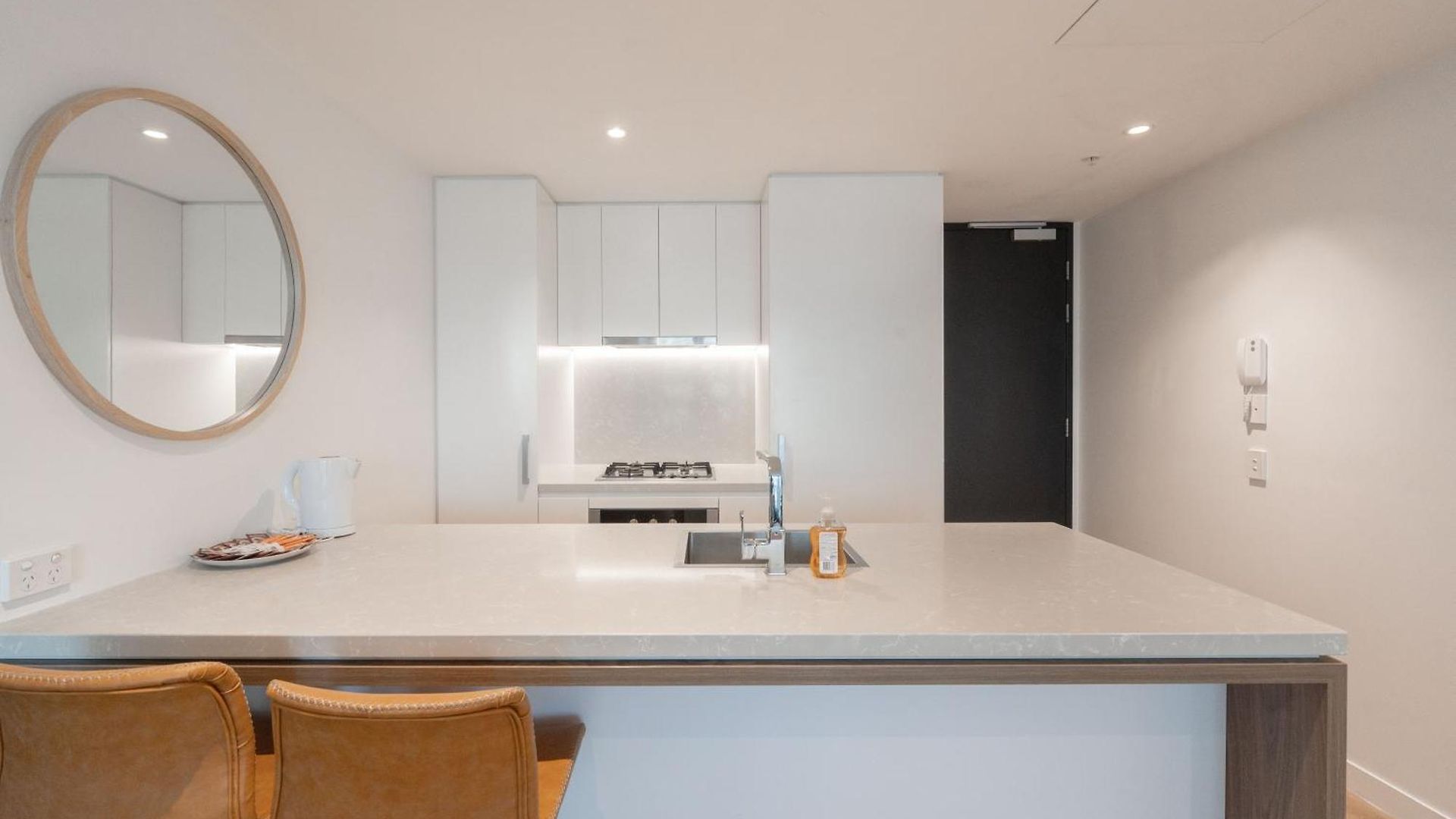 Apartment Modern Valley Pad With Rooftop Pool, Study & Parking