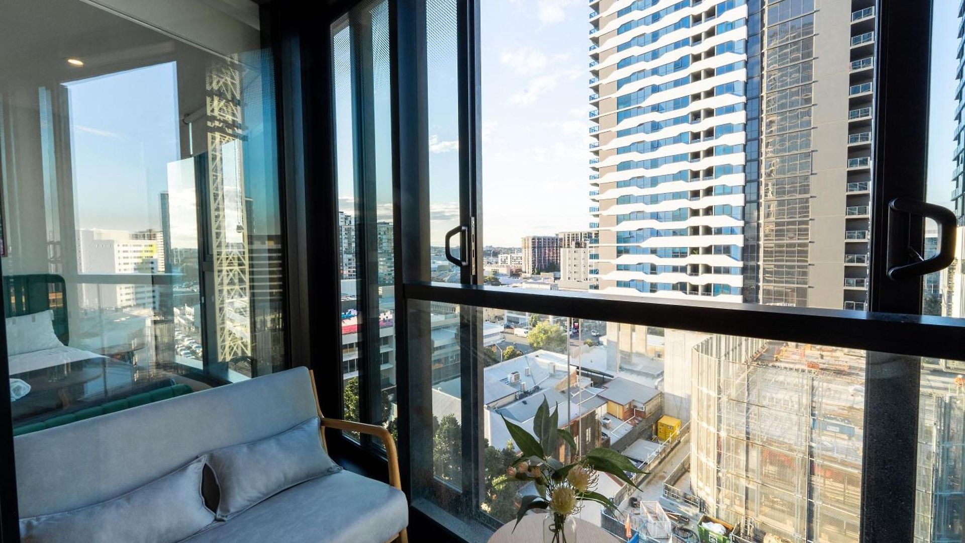Apartment Modern Valley Pad With Rooftop Pool, Study & Parking *