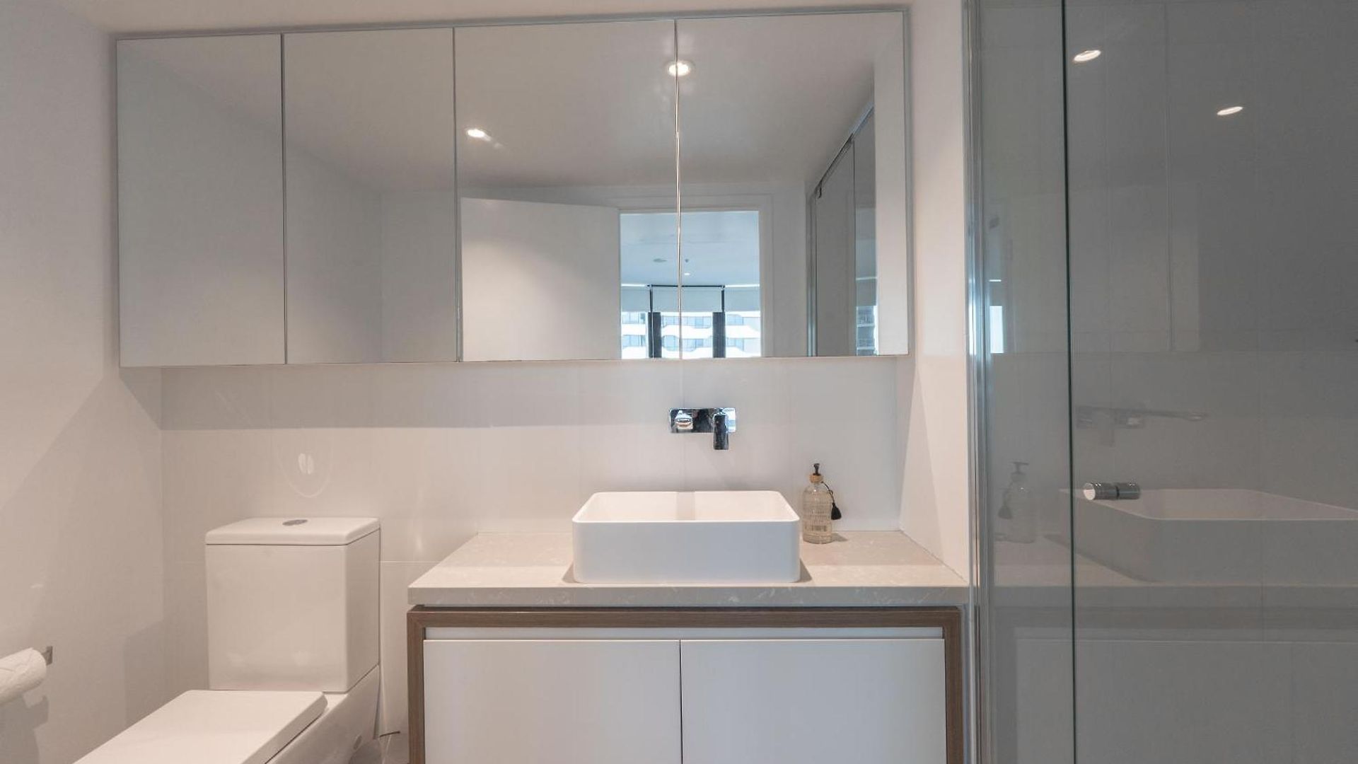 Apartment Modern Valley Pad With Rooftop Pool, Study & Parking *