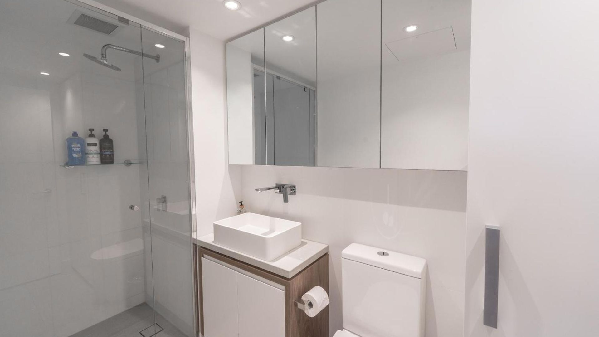 Modern Valley Pad With Rooftop Pool, Study & Parking Apartment *