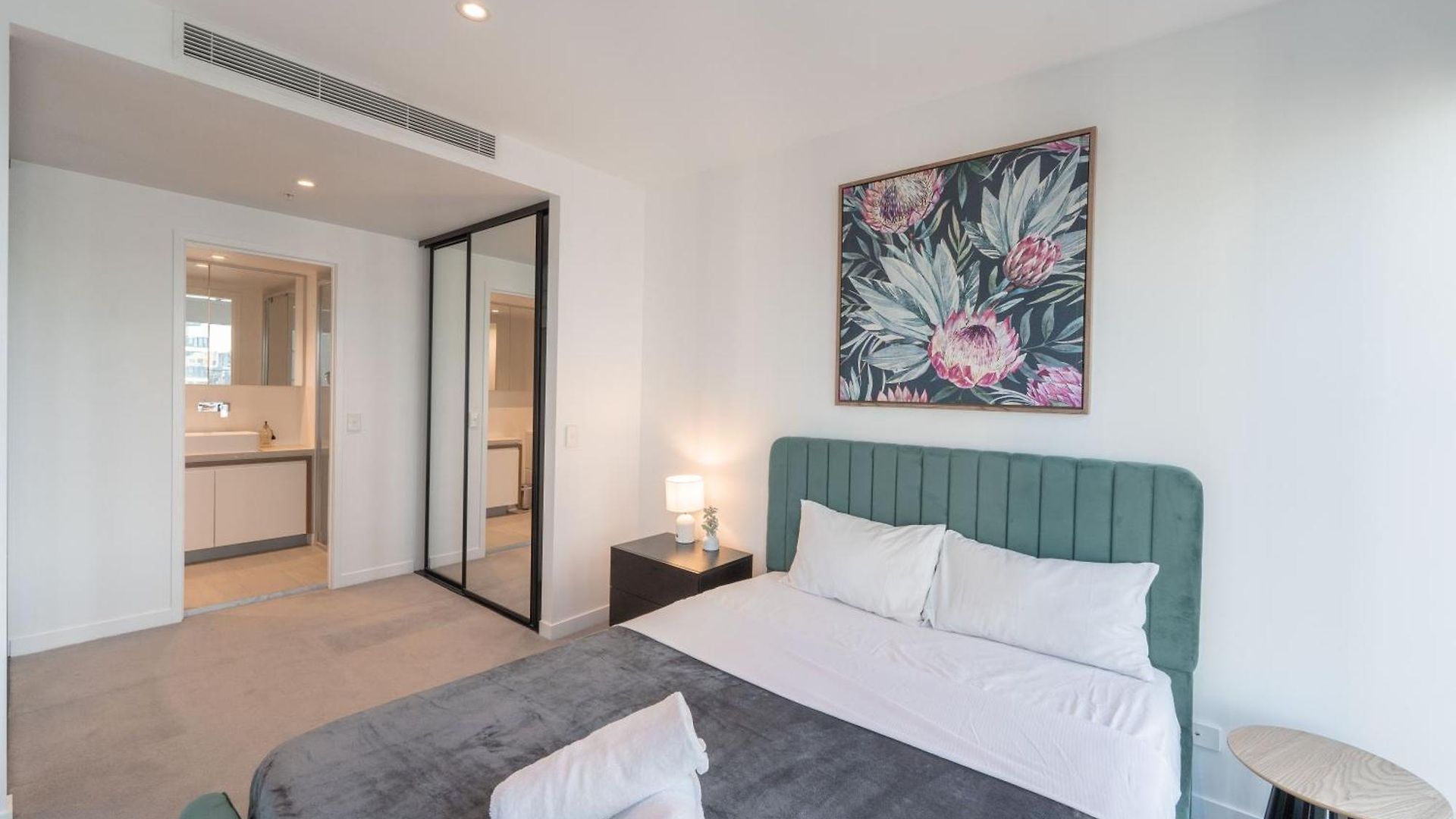 Modern Valley Pad With Rooftop Pool, Study & Parking Apartment Brisbane