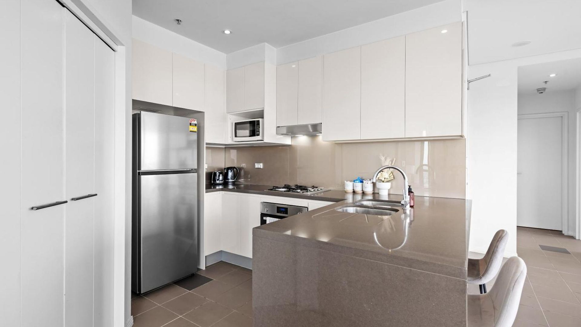 Altitude 2br - Stunning Views, Pool & Parking Apartment