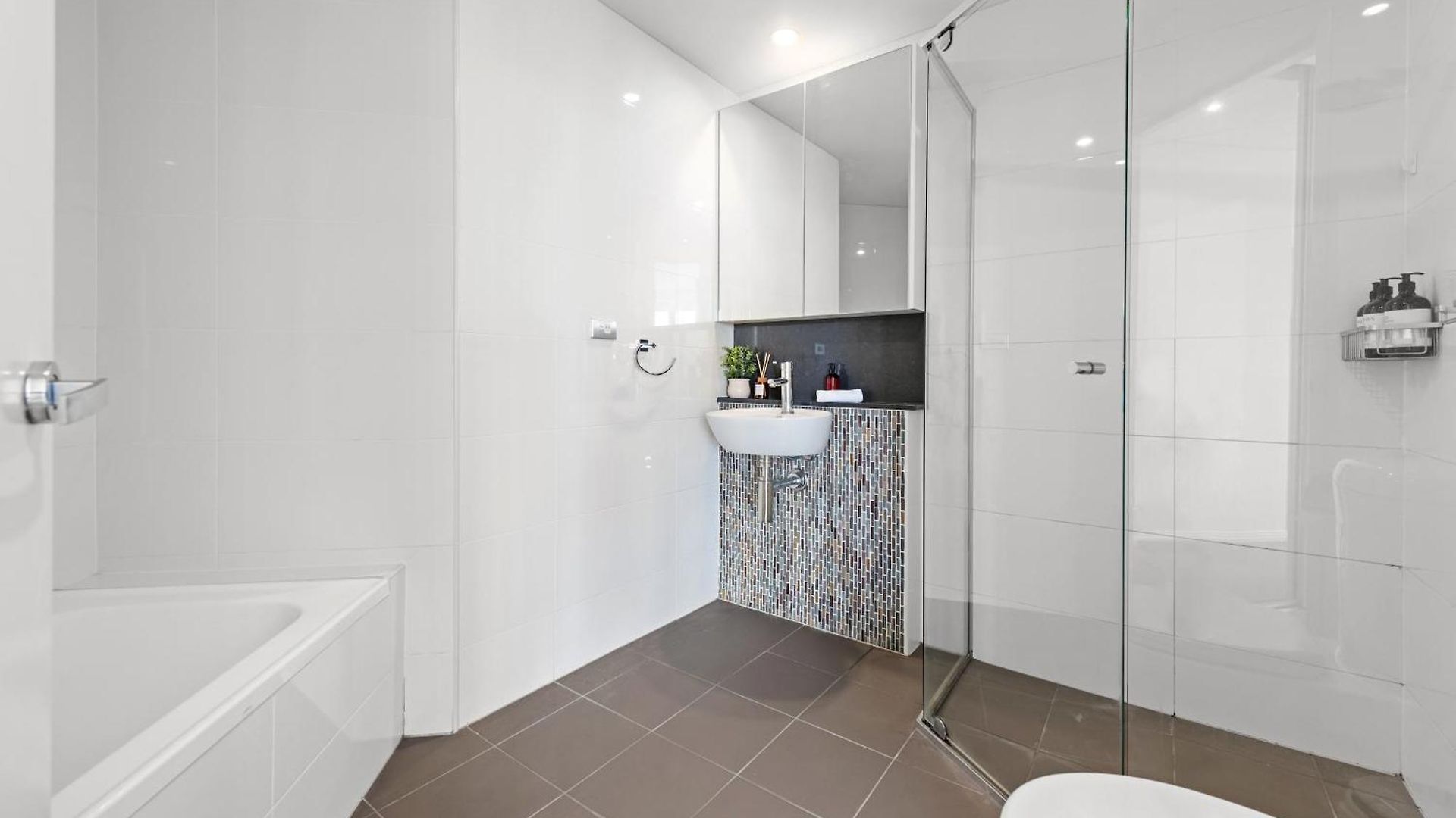 Apartment Altitude 2br - Stunning Views, Pool & Parking *