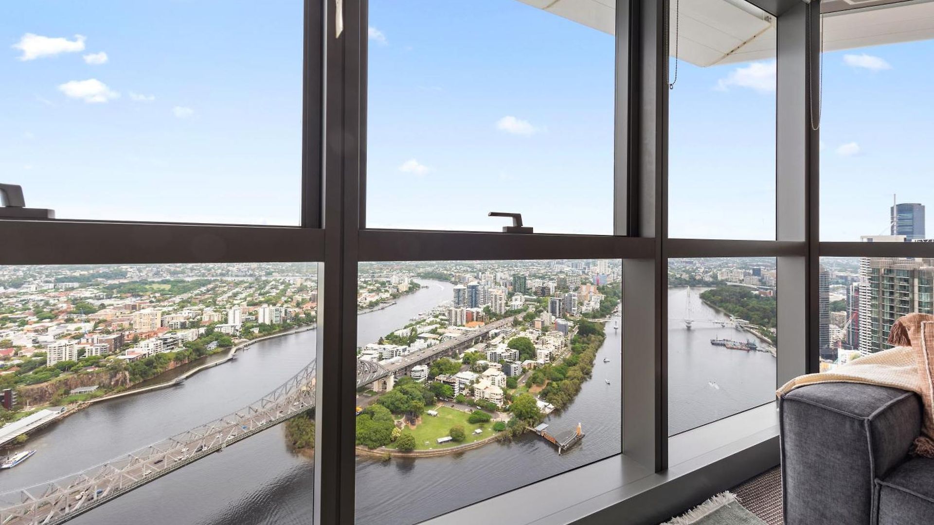 Altitude 2br - Stunning Views, Pool & Parking *