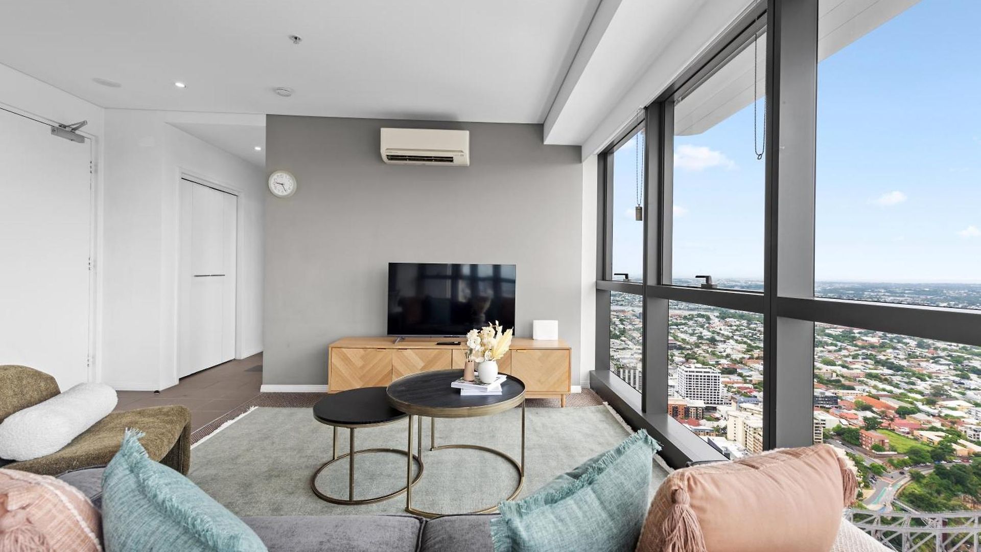 Altitude 2br - Stunning Views, Pool & Parking Apartment