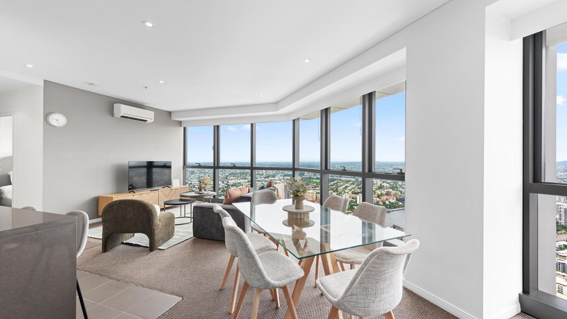 Apartment Altitude 2br - Stunning Views, Pool & Parking *