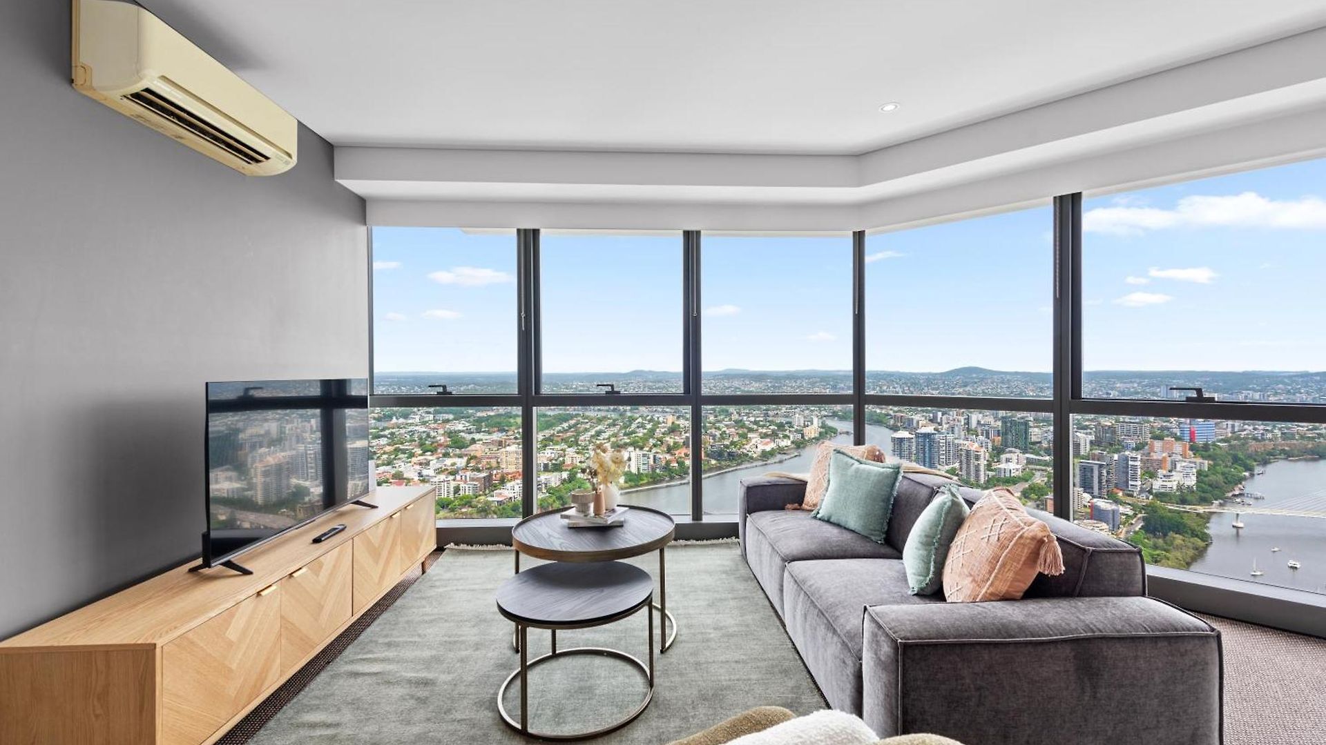 Altitude 2br - Stunning Views, Pool & Parking *