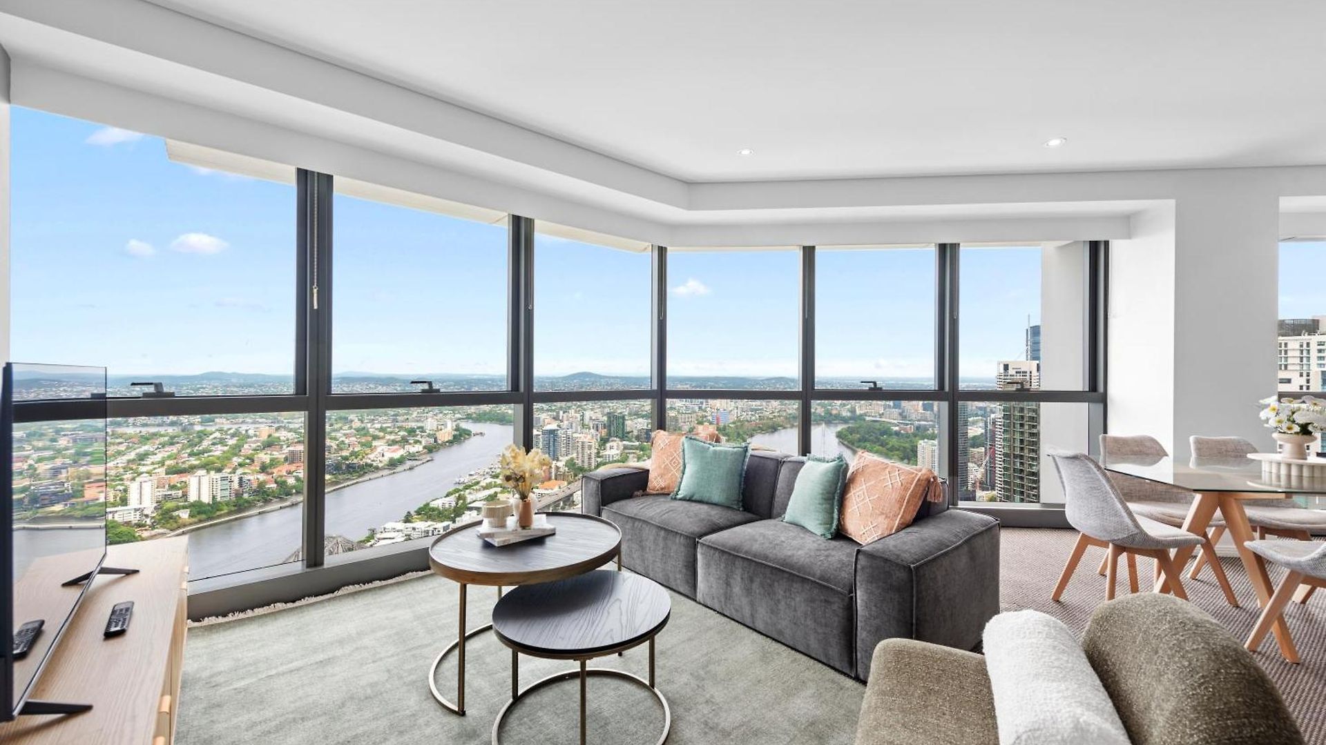 Apartment Altitude 2br - Stunning Views, Pool & Parking *
