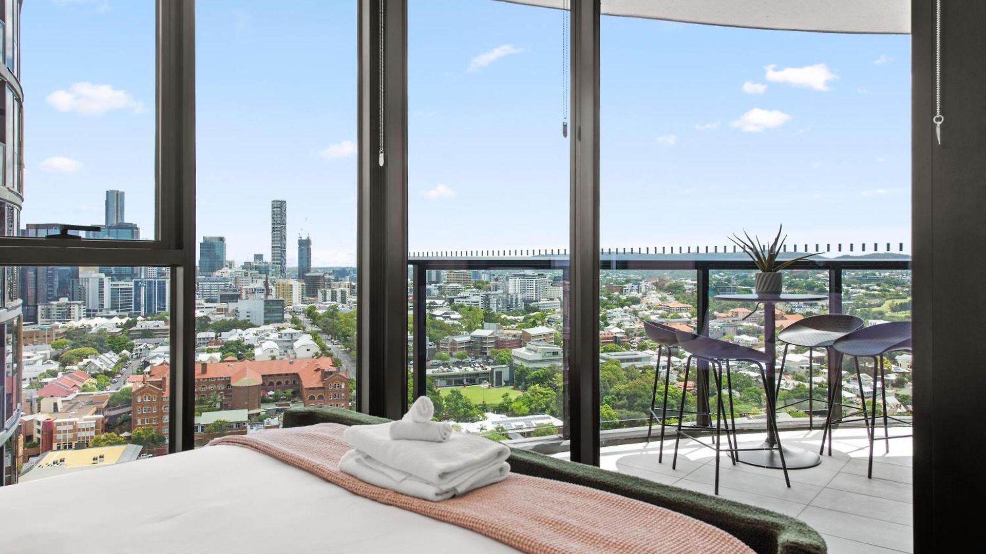 Modern 2br With Stunning Views, Infinity Pool & Gym Apartment