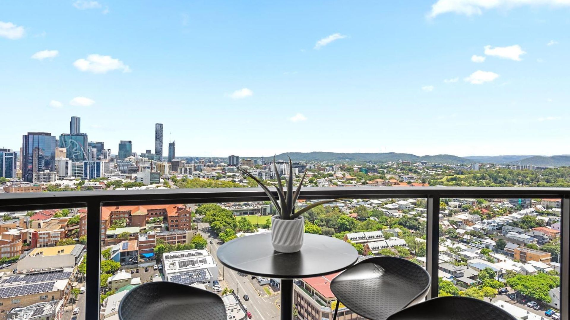 Modern 2br With Stunning Views, Infinity Pool & Gym Brisbane
