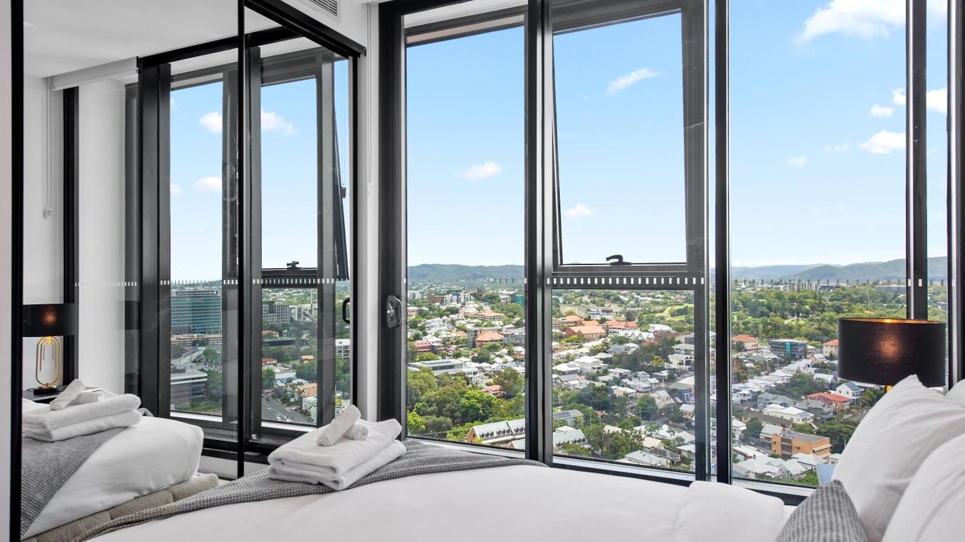 Modern 2br With Stunning Views, Infinity Pool & Gym * Brisbane