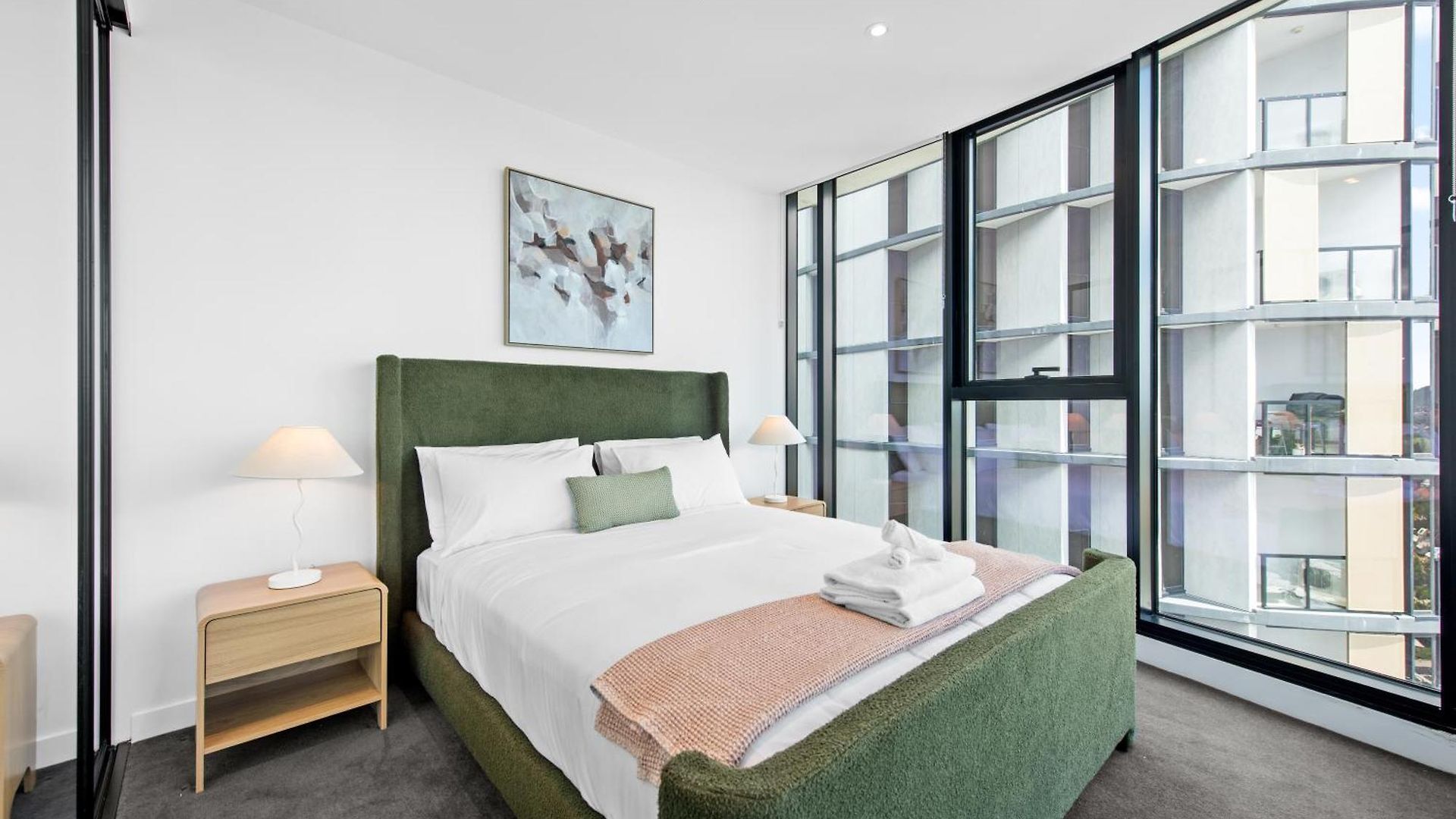 Modern 2br With Stunning Views, Infinity Pool & Gym Apartment