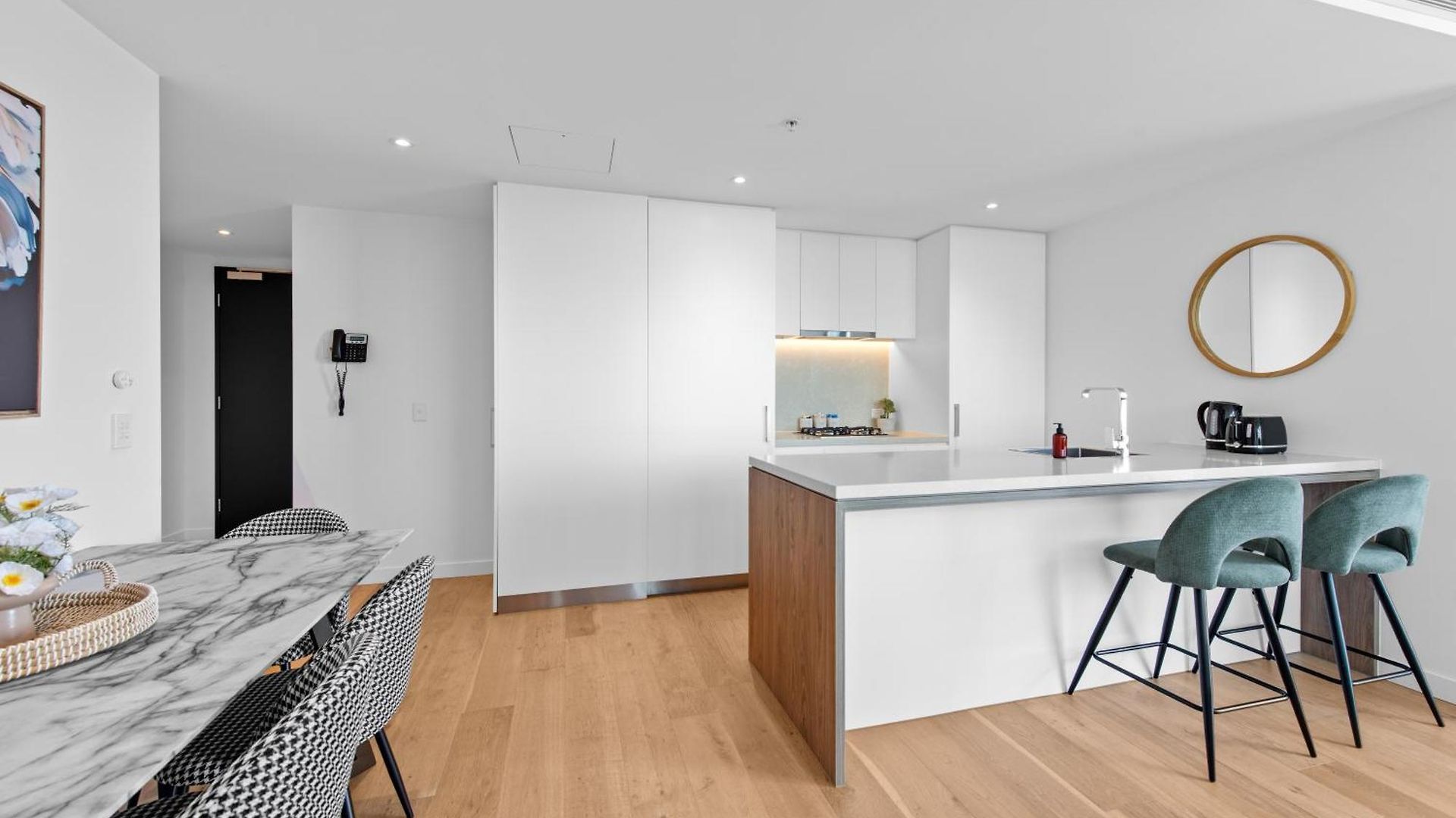 Modern 2br With Stunning Views, Infinity Pool & Gym Apartment *