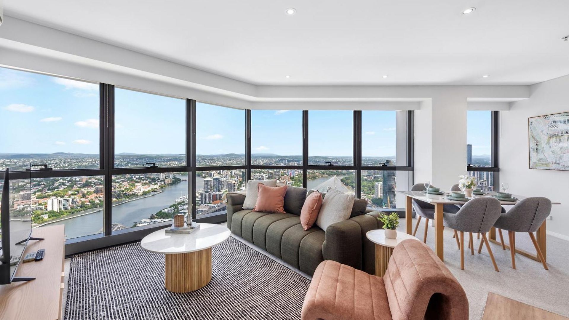 Stunning Sky With Endless Views, Pool & Parking *