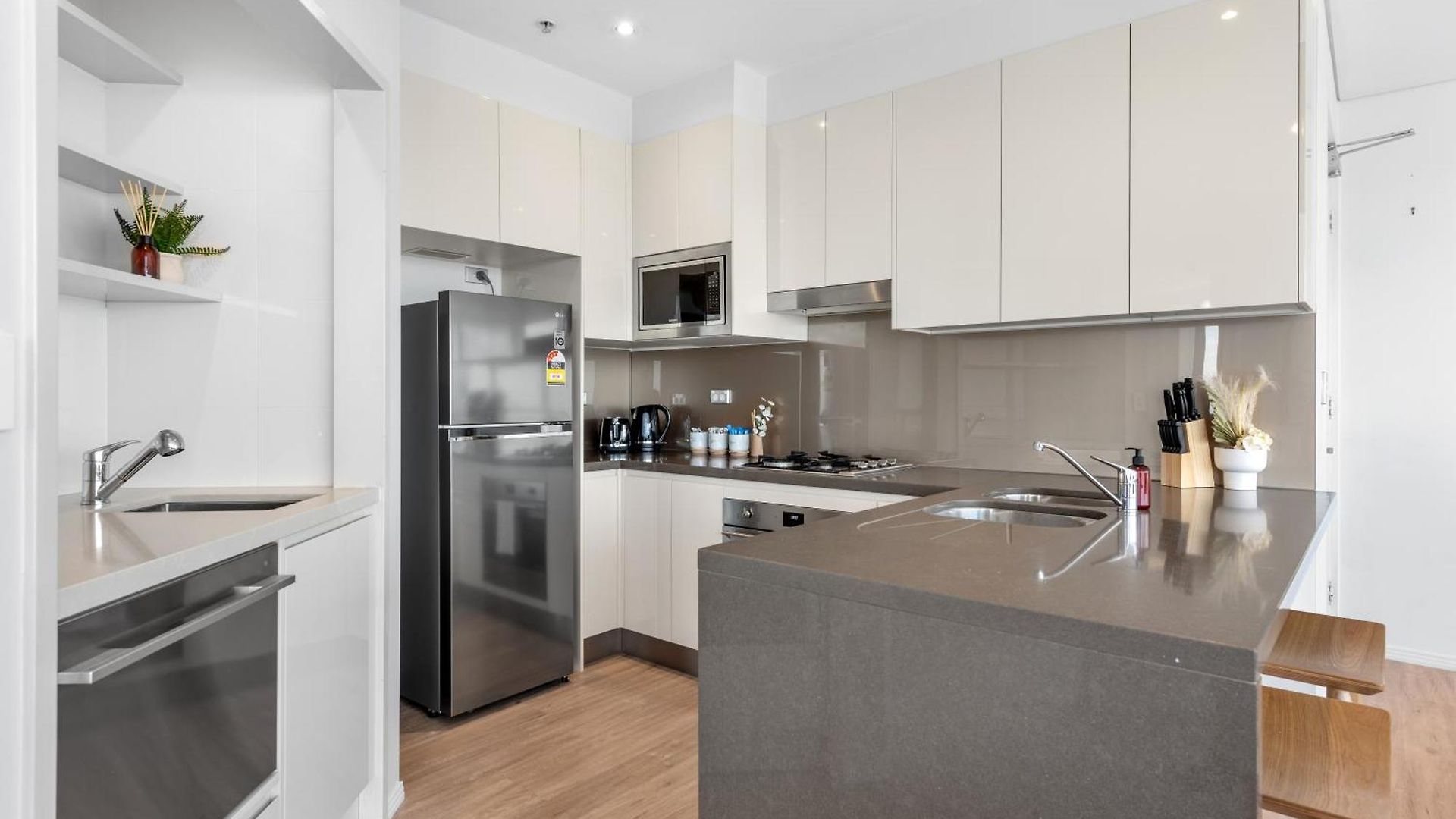 Stunning Sky With Endless Views, Pool & Parking * Brisbane
