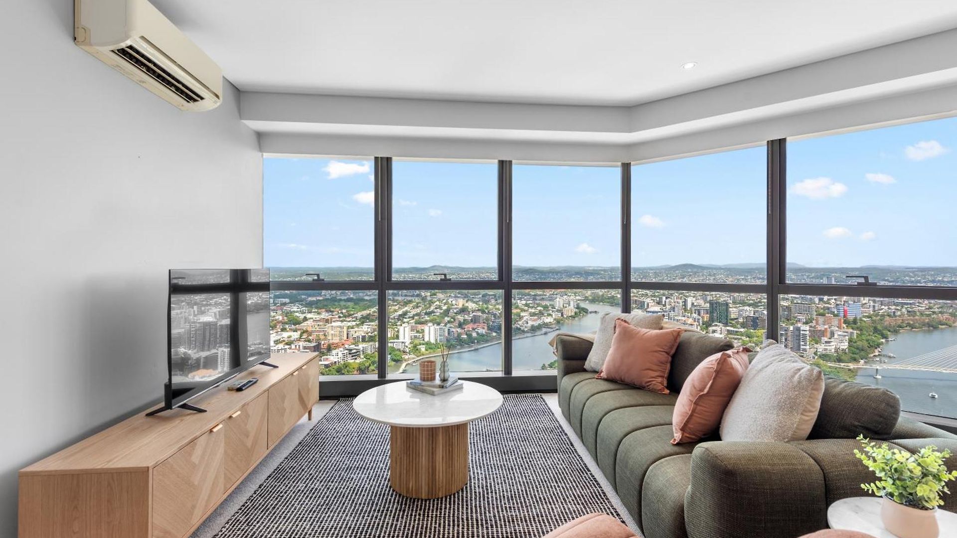 Stunning Sky With Endless Views, Pool & Parking