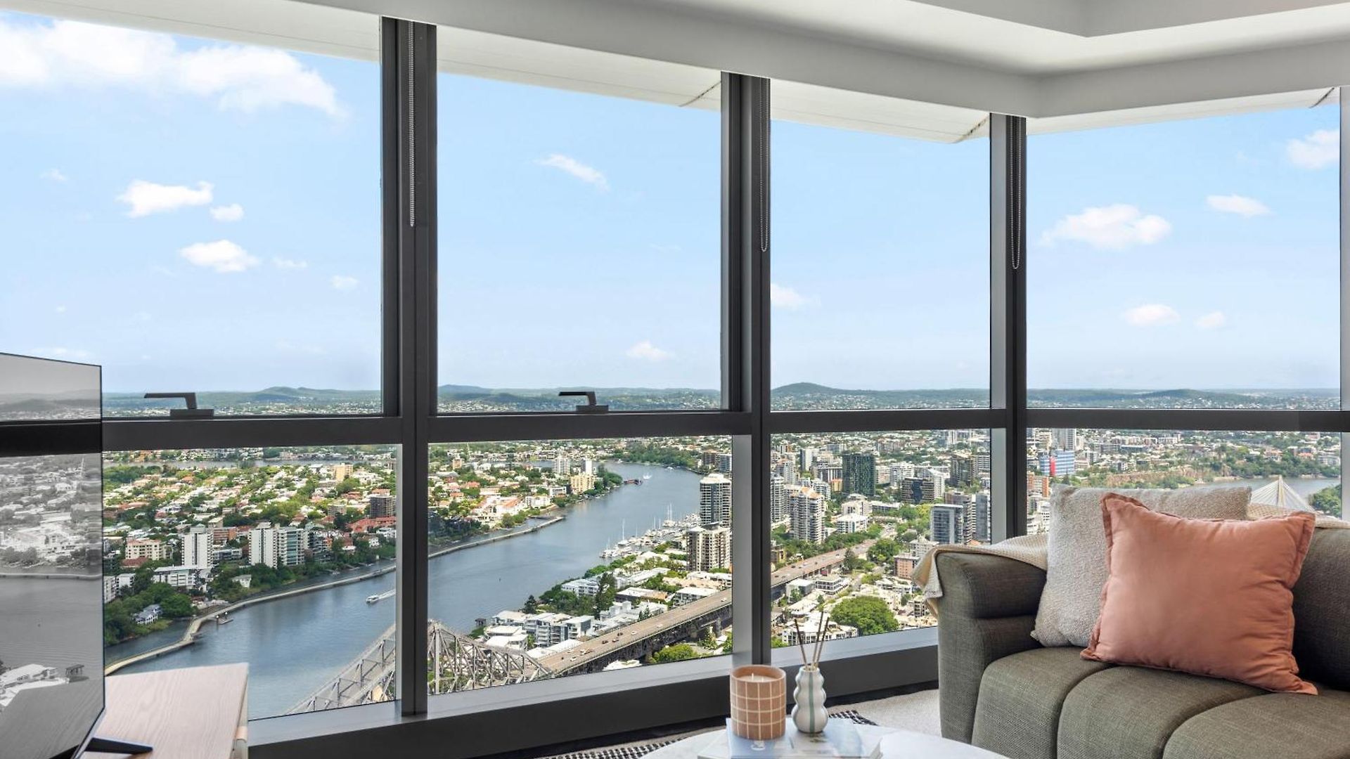 Stunning Sky With Endless Views, Pool & Parking Apartment