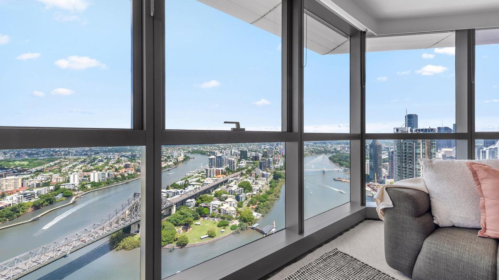 Stunning Sky With Endless Views, Pool & Parking Apartment *