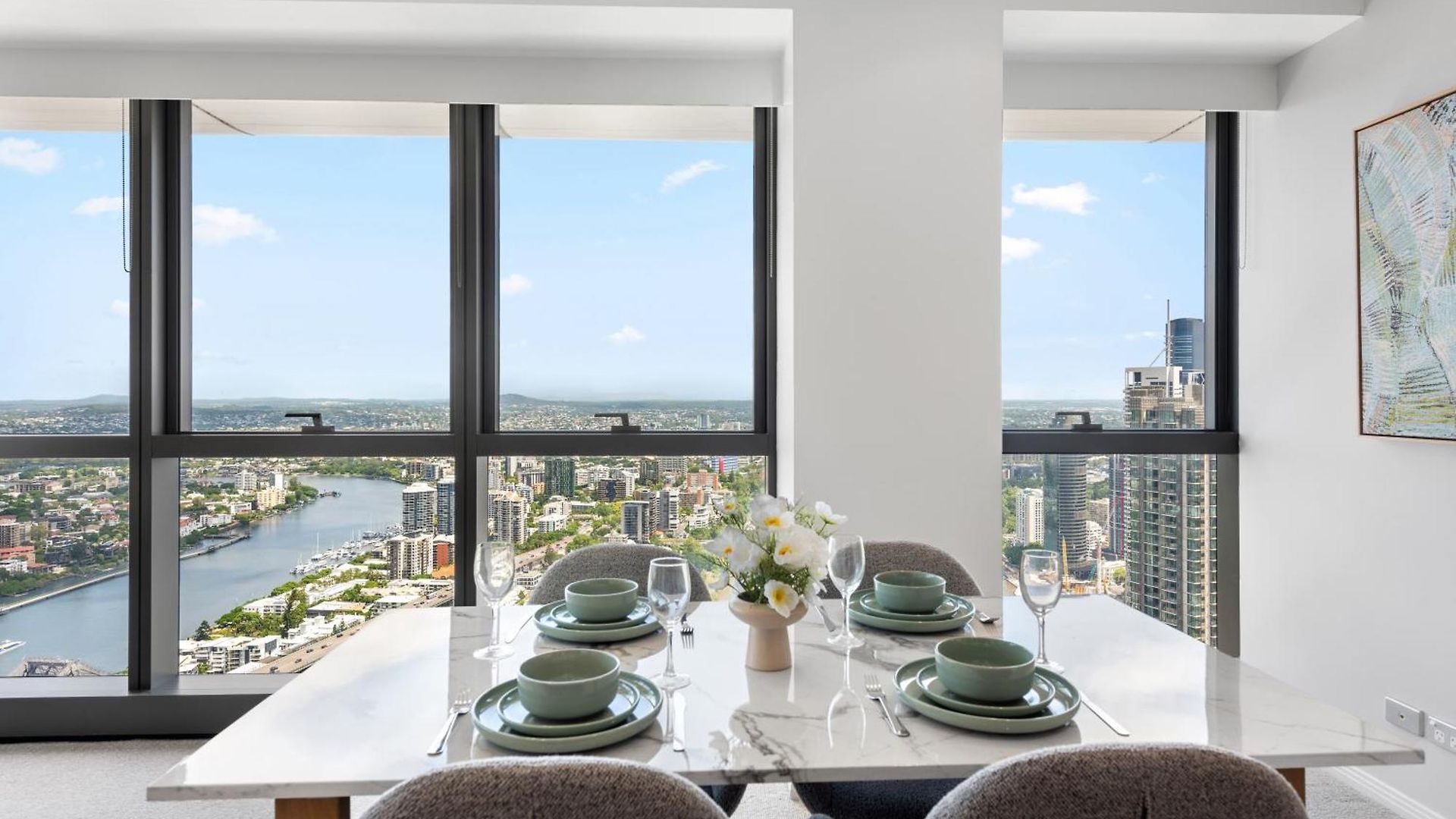 Stunning Sky With Endless Views, Pool & Parking Brisbane
