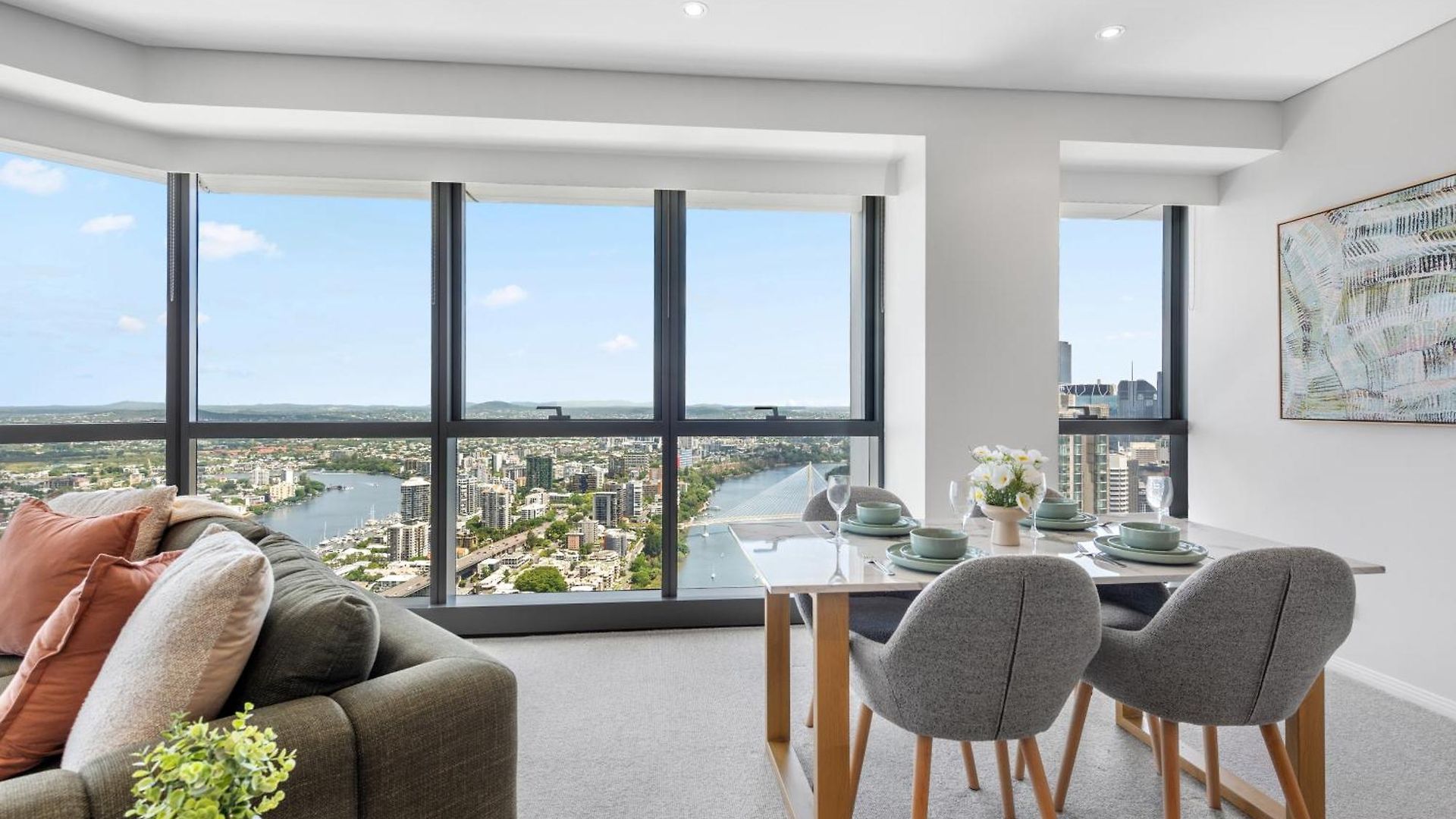 Stunning Sky With Endless Views, Pool & Parking Apartment *