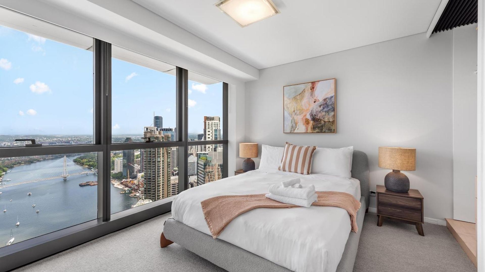 Stunning Sky With Endless Views, Pool & Parking Apartment Brisbane