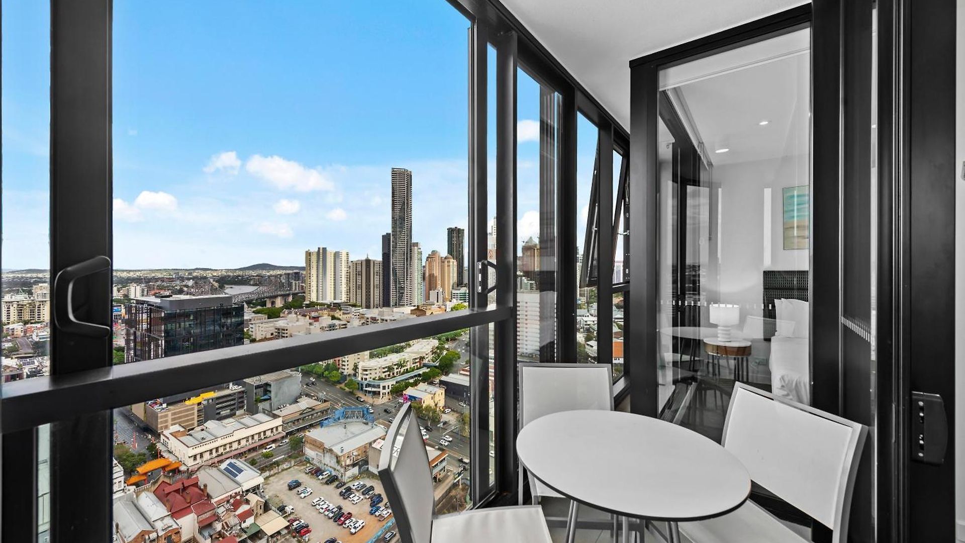 Apartment Views 2br With Infinity Pool & Huge Gym!