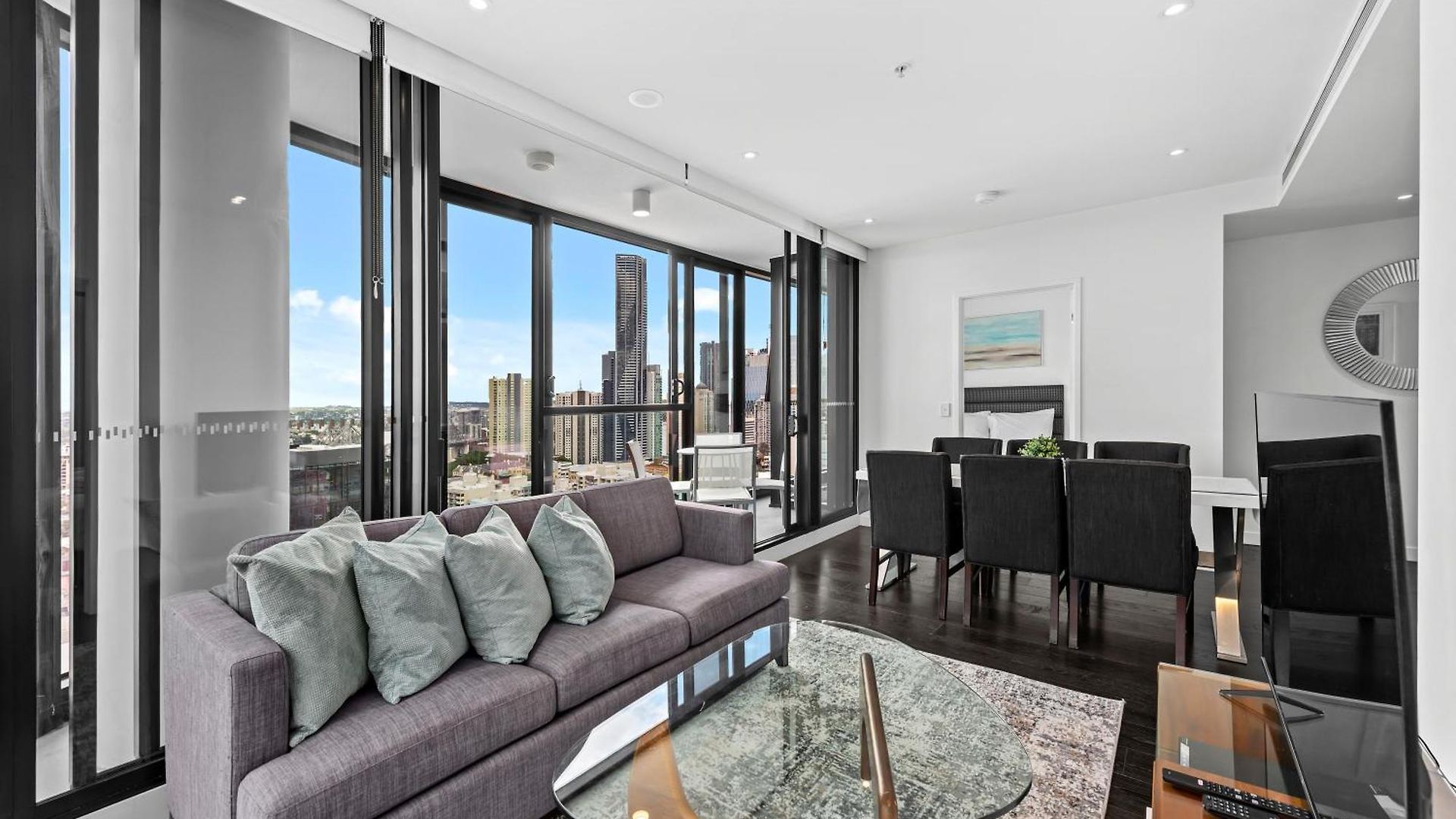 Views 2br With Infinity Pool & Huge Gym!