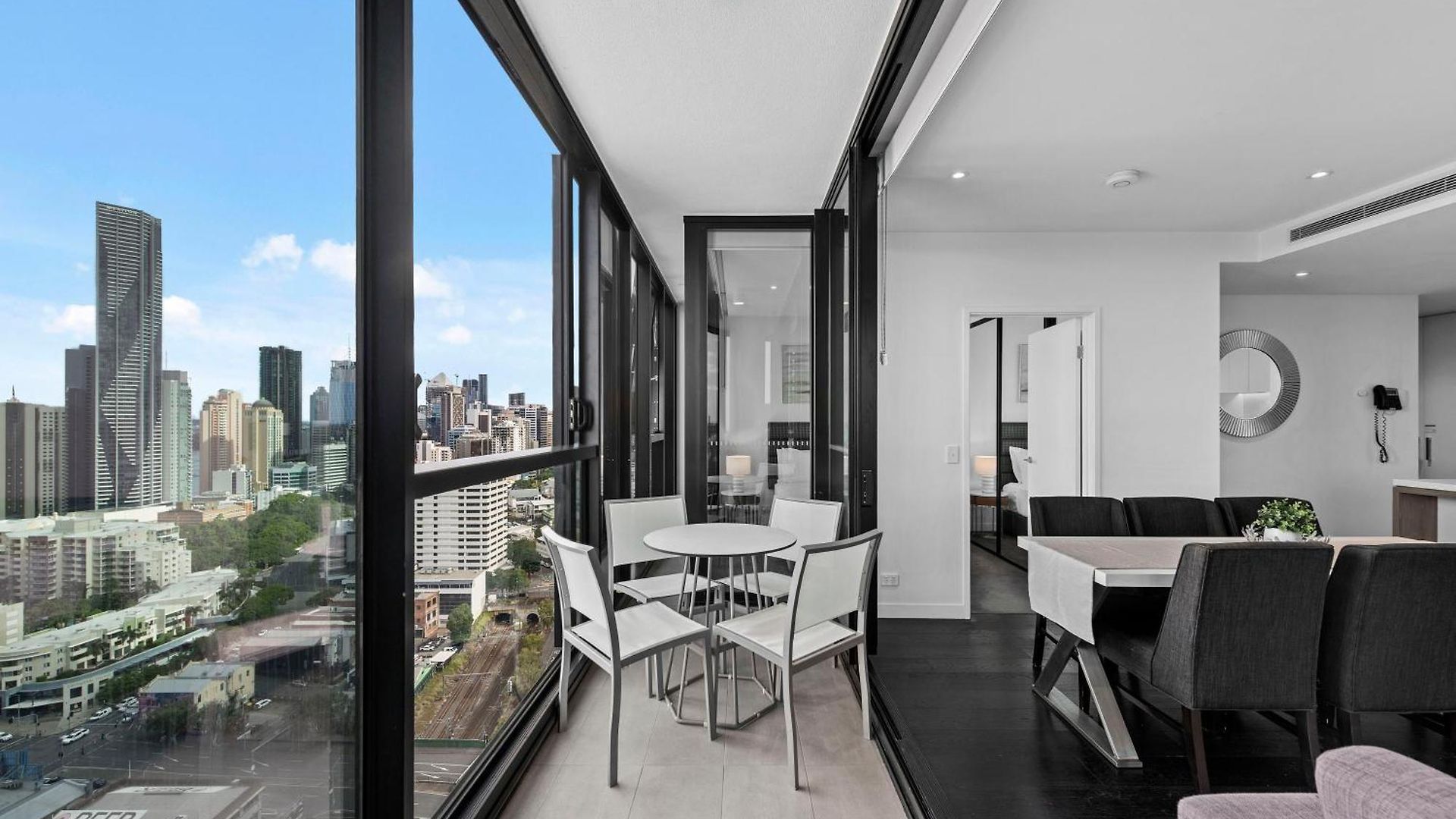 Views 2br With Infinity Pool & Huge Gym! * Brisbane