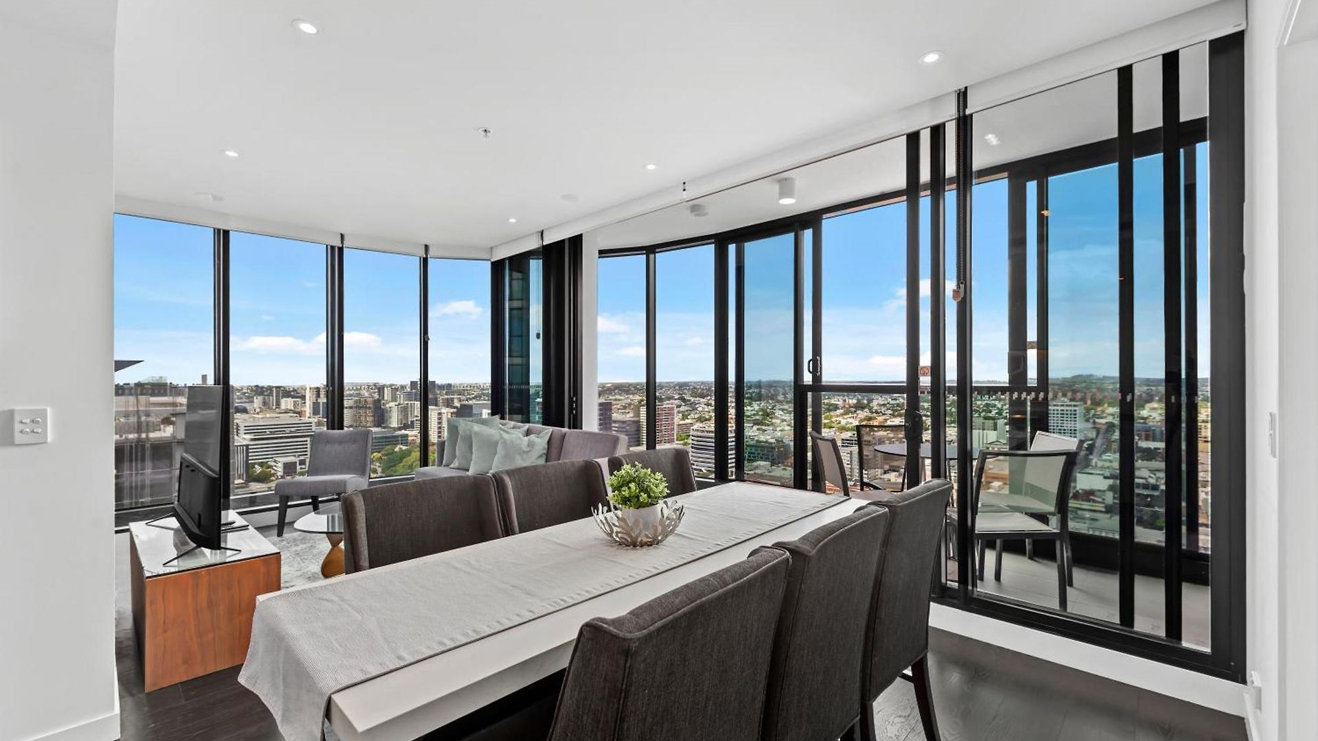 Views 2br With Infinity Pool & Huge Gym! Apartment *