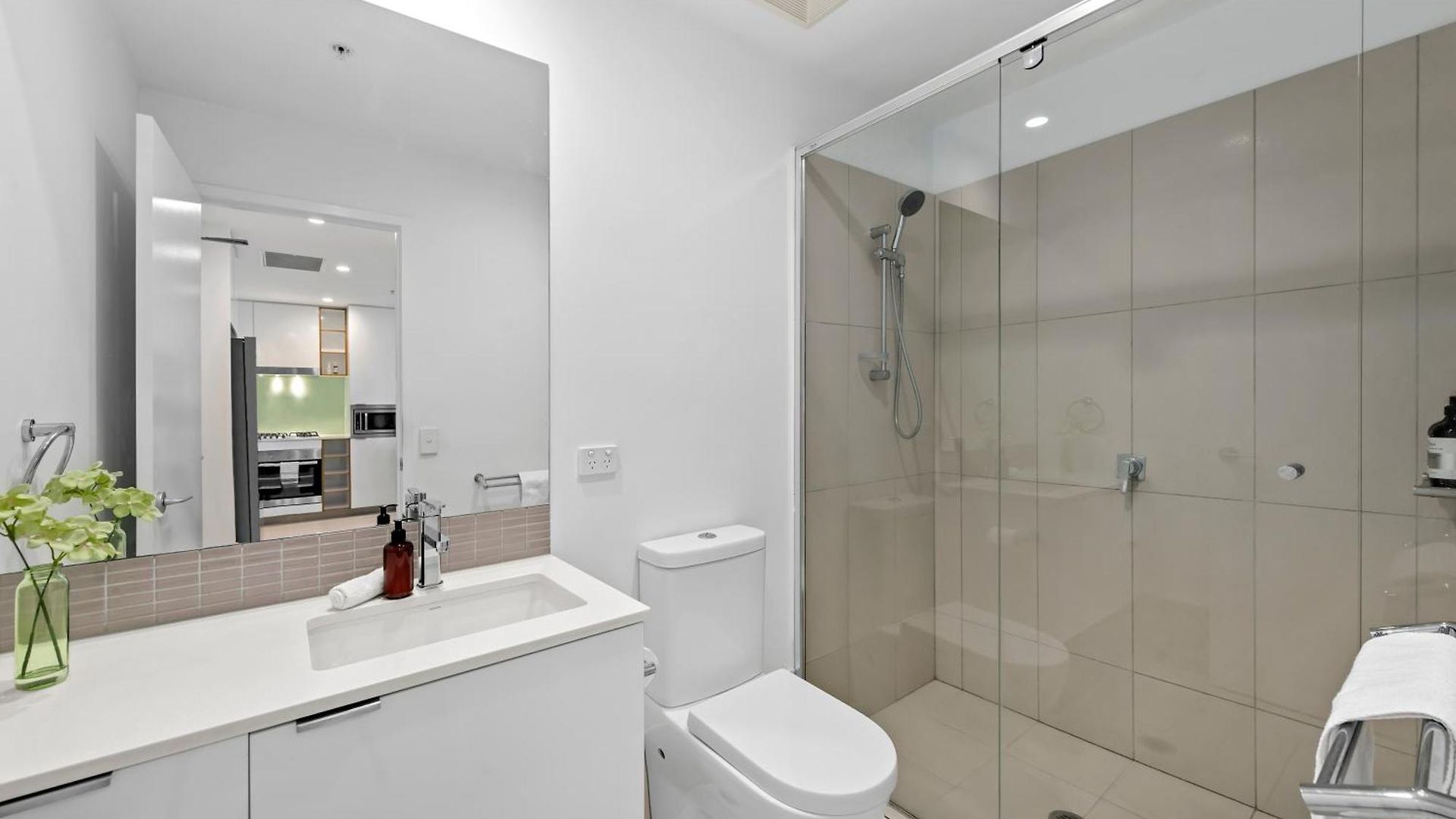 Bright & Spacious With Pool, Parking =& Wi-fi *