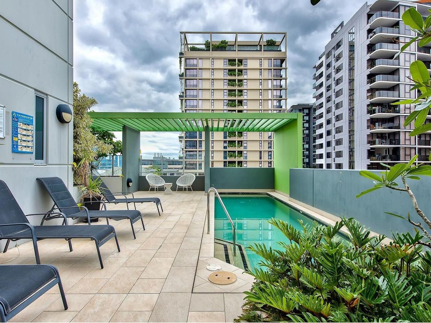 Bright & Spacious With Pool, Parking =& Wi-fi Apartment